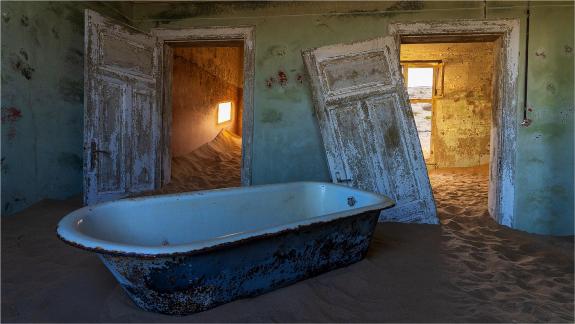 Kolmanskop Tub w 2 Doors