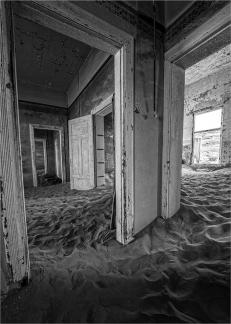 Kolmanskop Many Doors 01