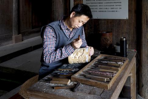 Bamboo carving artist