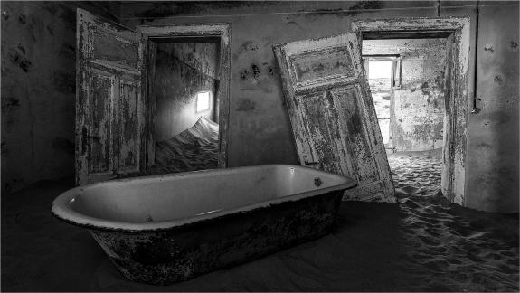 Kolmanskop Tub w 2 Doors