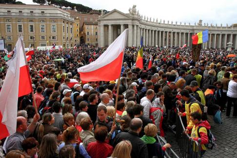 Crowded square7