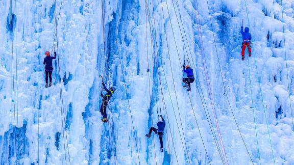 Ice Cliff Climbing4