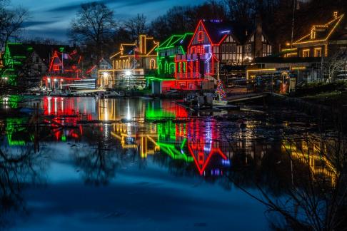 Xmas Boat House Row 7617