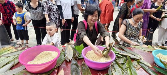 Zongzi making competition 5