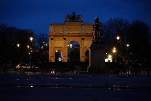 ARC DTRIOMPHE IN THE BLUE HOUR