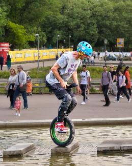 Bicycle Acrobacy Berlin II