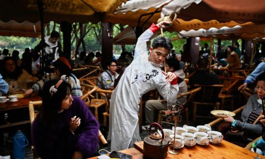 Chinese Tea art of pouring tea