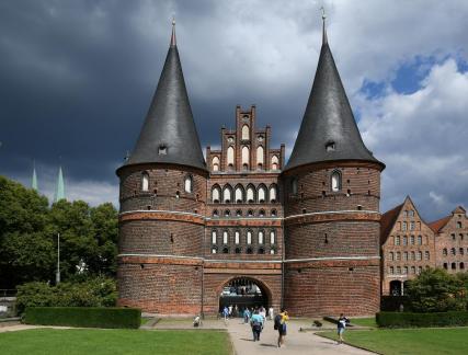 dark clouds at Holstentor 1