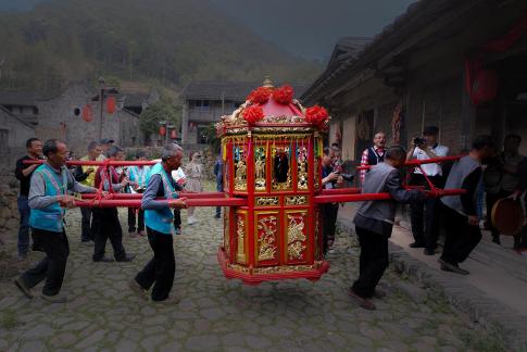 The sedan chair enters the house