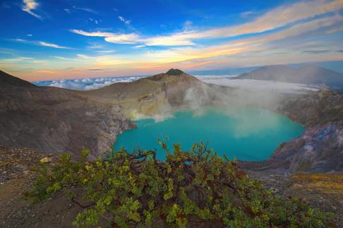 Ijen crater sunrise