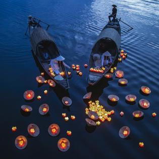 Lighting lanterns for blessings Lighting lanterns for blessings