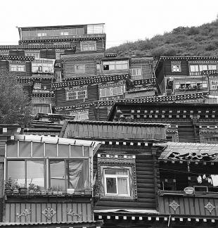 Houses on the mountain ridge 9