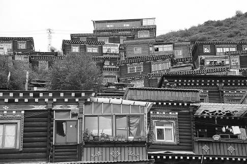 Houses on the mountain ridge 10