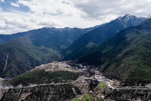 The winding mountain path 4
