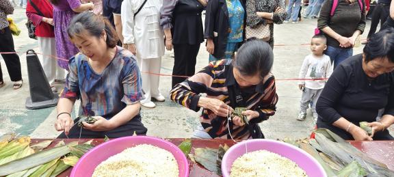 Zongzi making competition 8