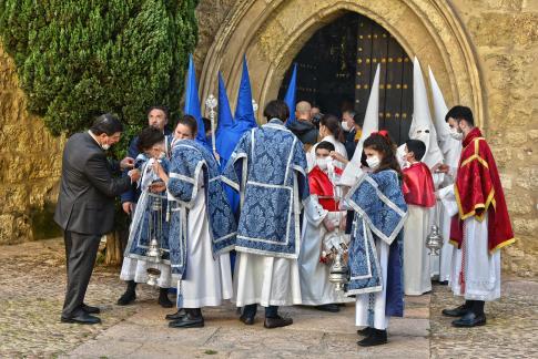 Entre capirotes