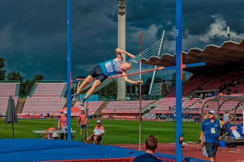 Pole Vaulter M75