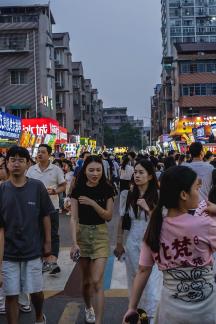 A girl browsing the night market1