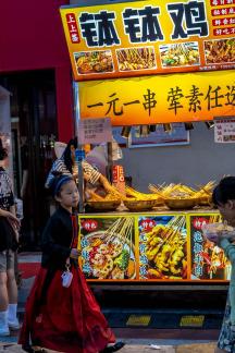 A girl browsing the night market2