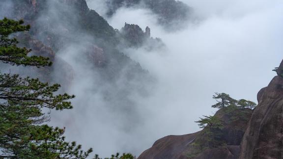 Mount Huangshan in fog 10