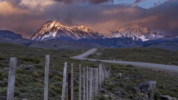 Fence points to El Calafate