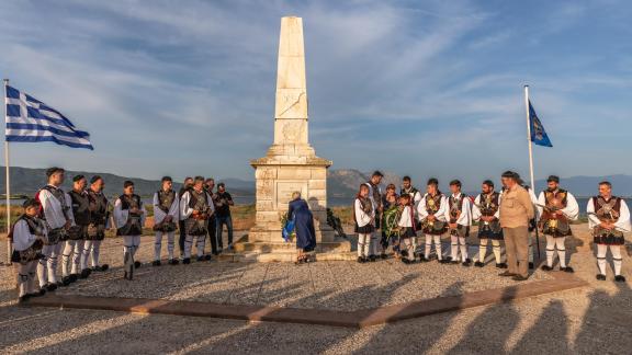 LAYING A WREATH AT THE TOMB