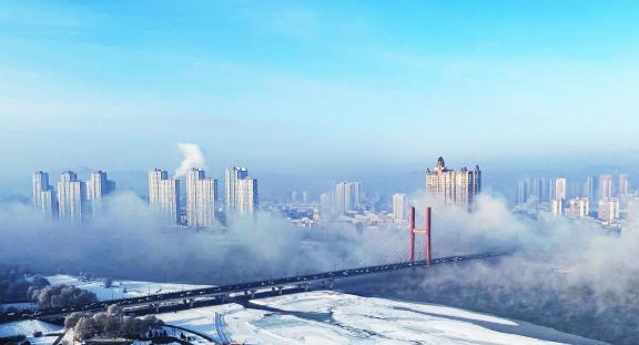 Clouds and mistcover the river city