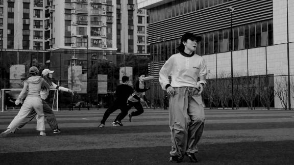 Young people playing frisbee 4