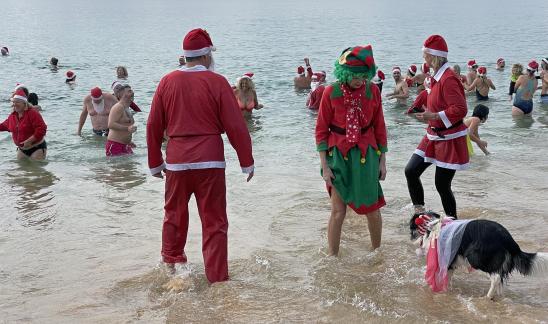 Santa Clauses are swimming 3