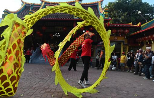 Dragon dance in circles