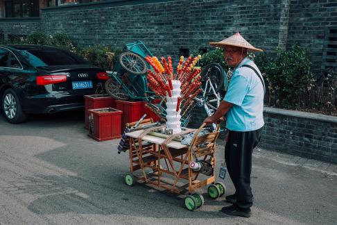 oldman selling Tanghulu